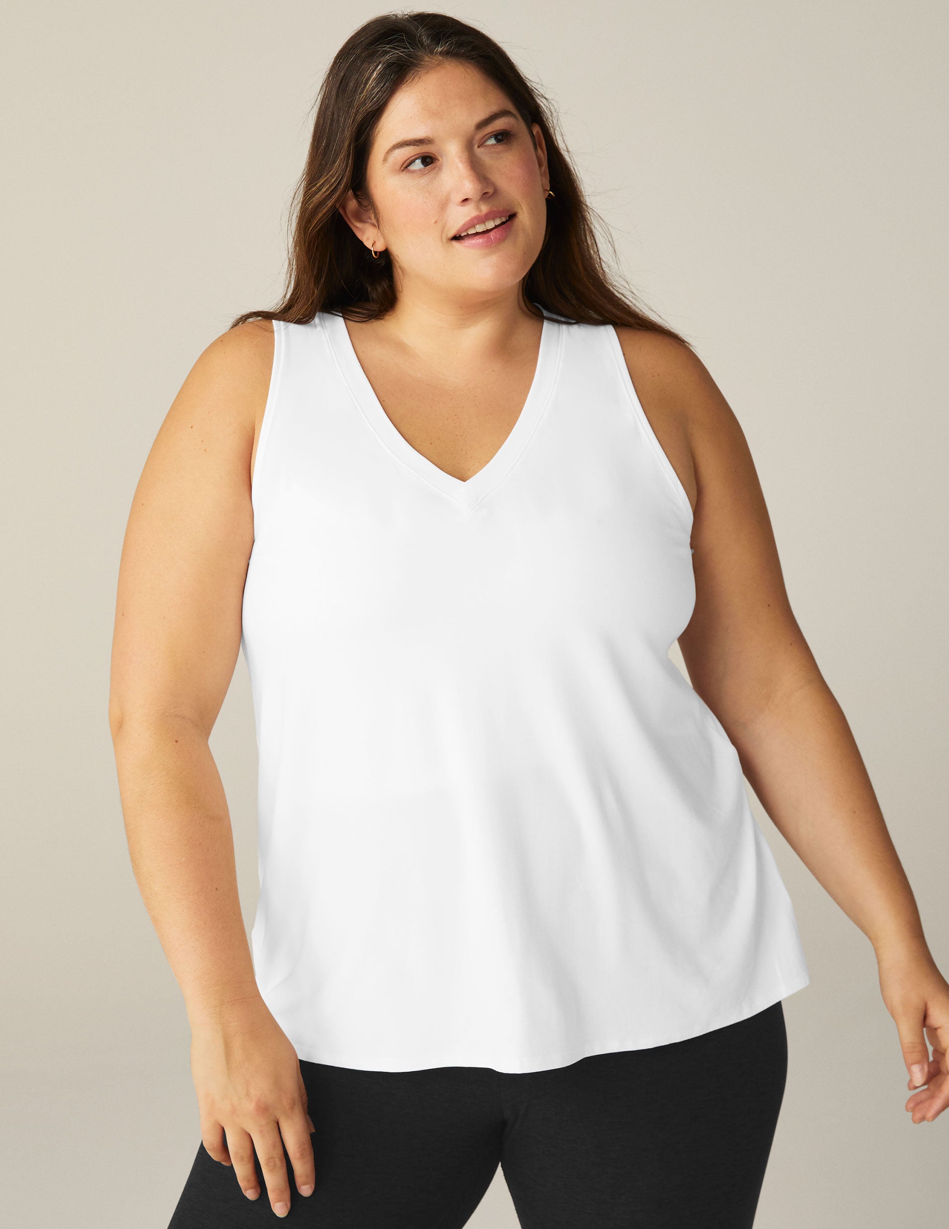 Beyond Yoga Featherweight Keep It Moving Tank for Women - Scoop Neckline  with Curved Hemline, Airy and Comfortable Tank Top Cloud White XL One Size