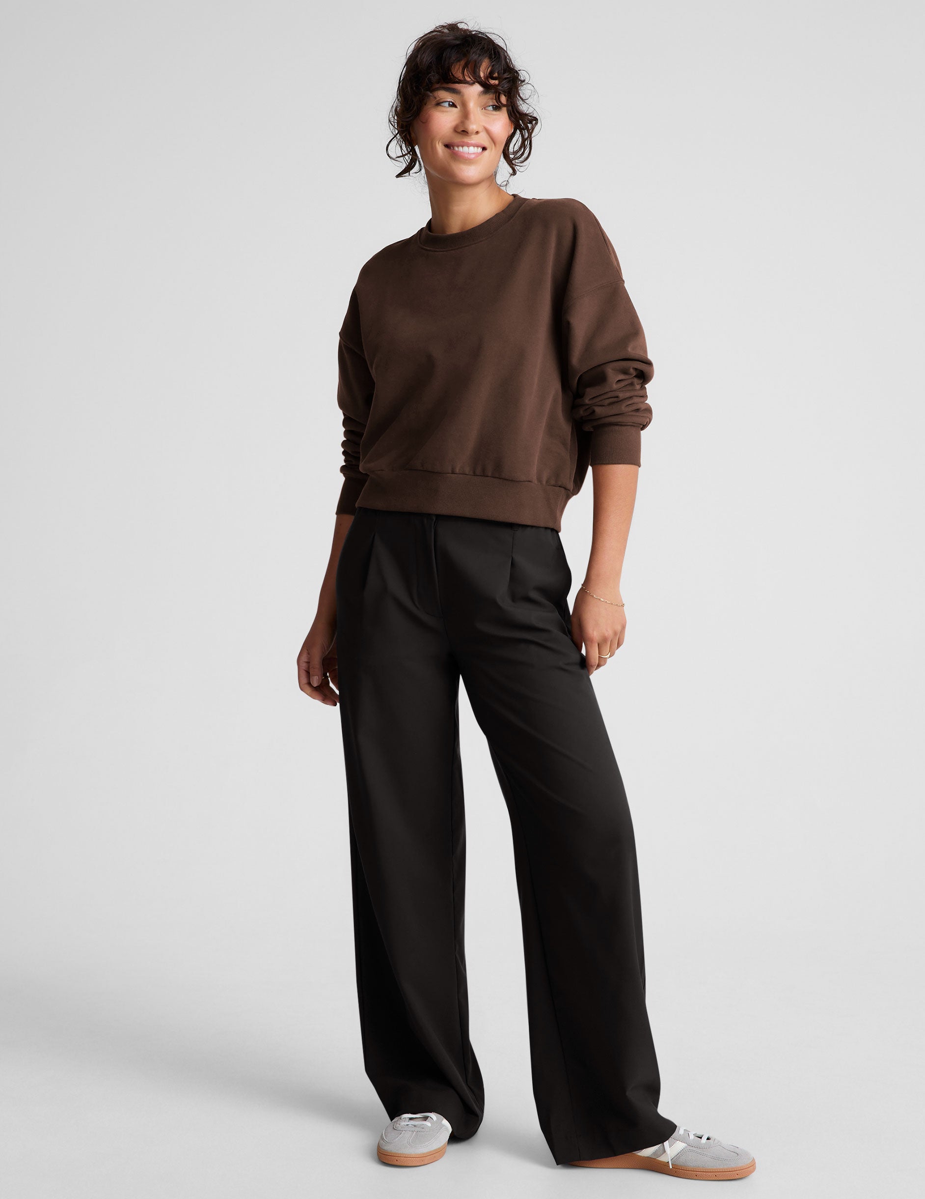 brown loose-fitting classic length crew neck sweatshirt.