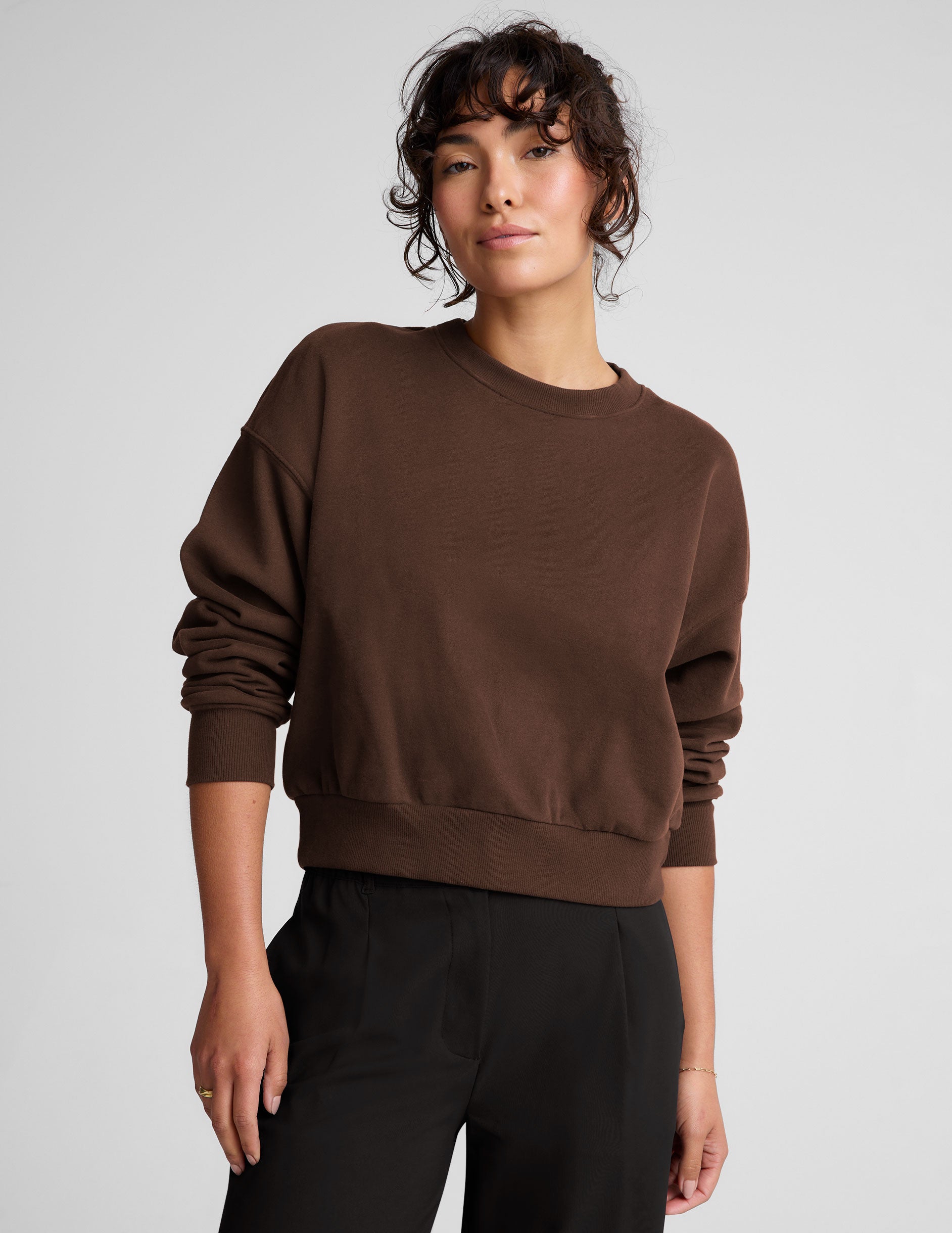 brown loose-fitting classic length crew neck sweatshirt.