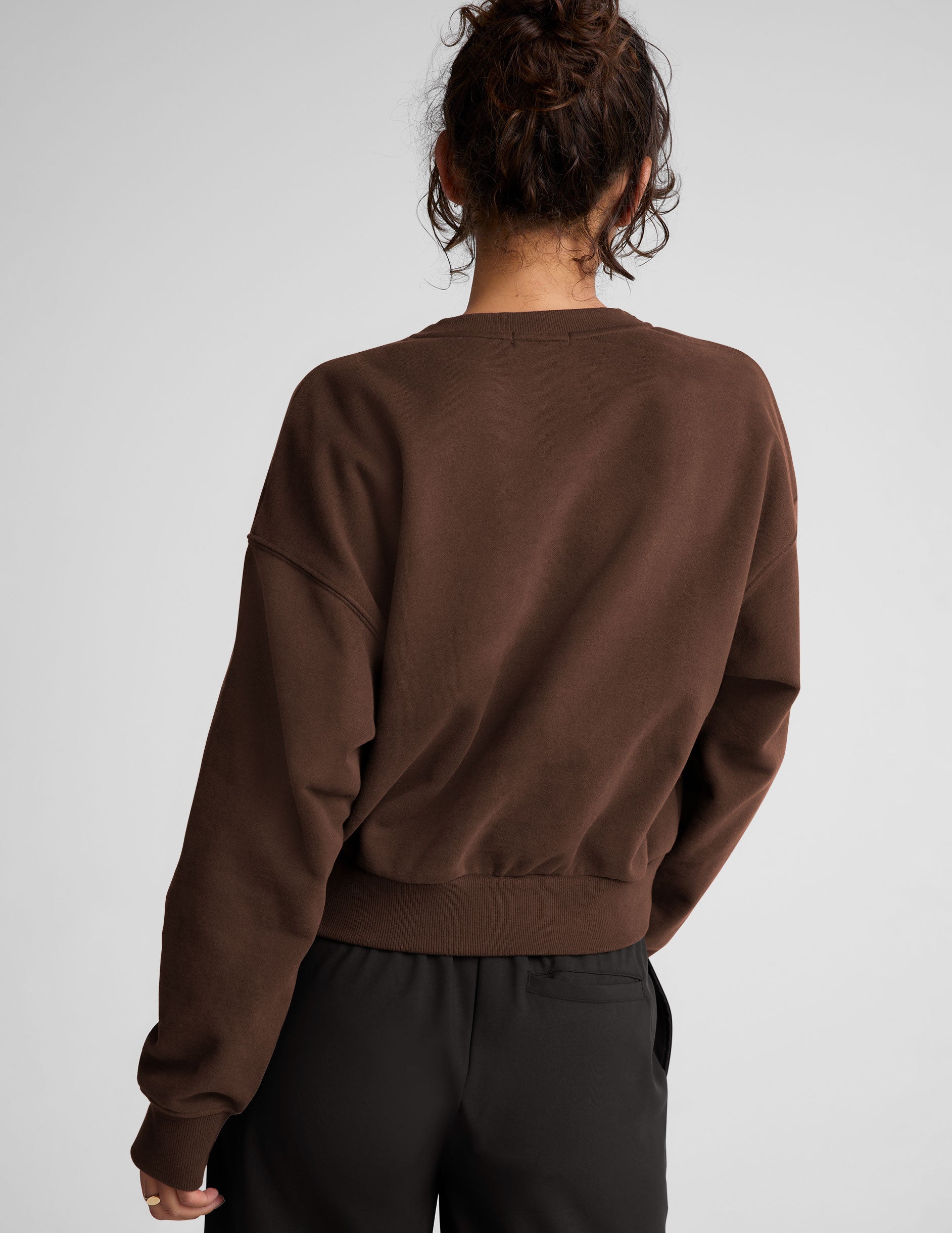 brown loose-fitting classic length crew neck sweatshirt.