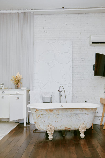Vintage bathtub in Claire's apartment