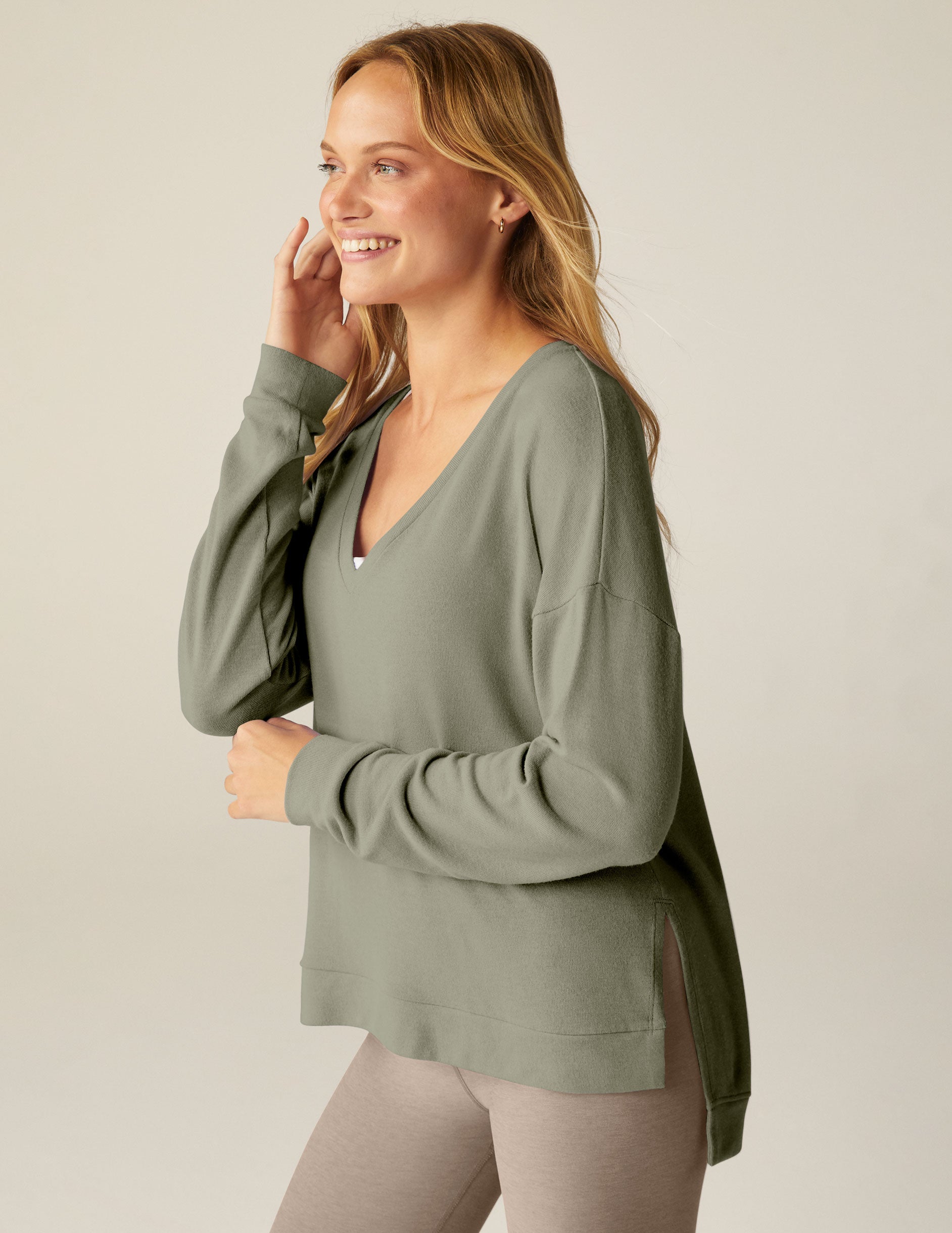 green v-neck long sleeve pullover