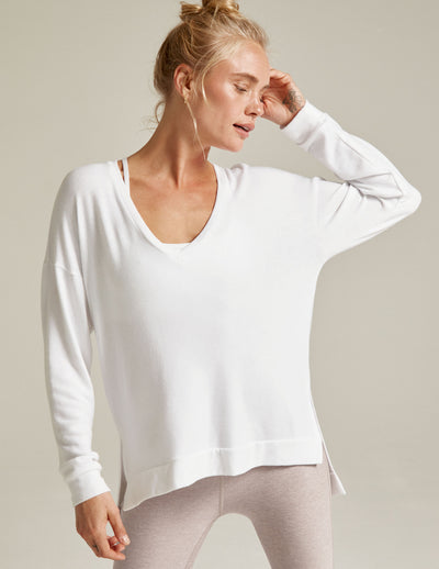 white v neck long sleeve pullover