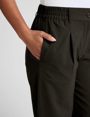 green trouser pants with pockets. 