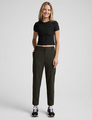 green trouser style pant with a tapered ankle and pockets. 