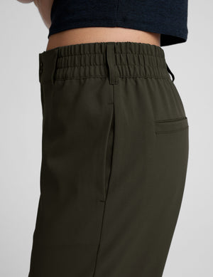 green trouser style pant with a tapered ankle and pockets. 