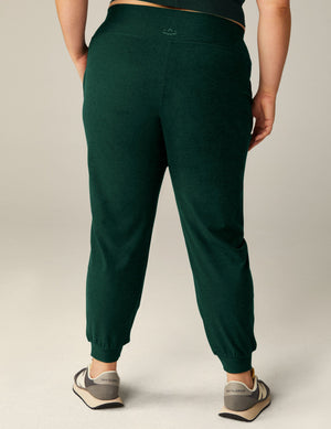 Back view of the emerald Spacedye Midi Jogger showing its marled texture, wide waistband, and tapered fit with banded cuffs.