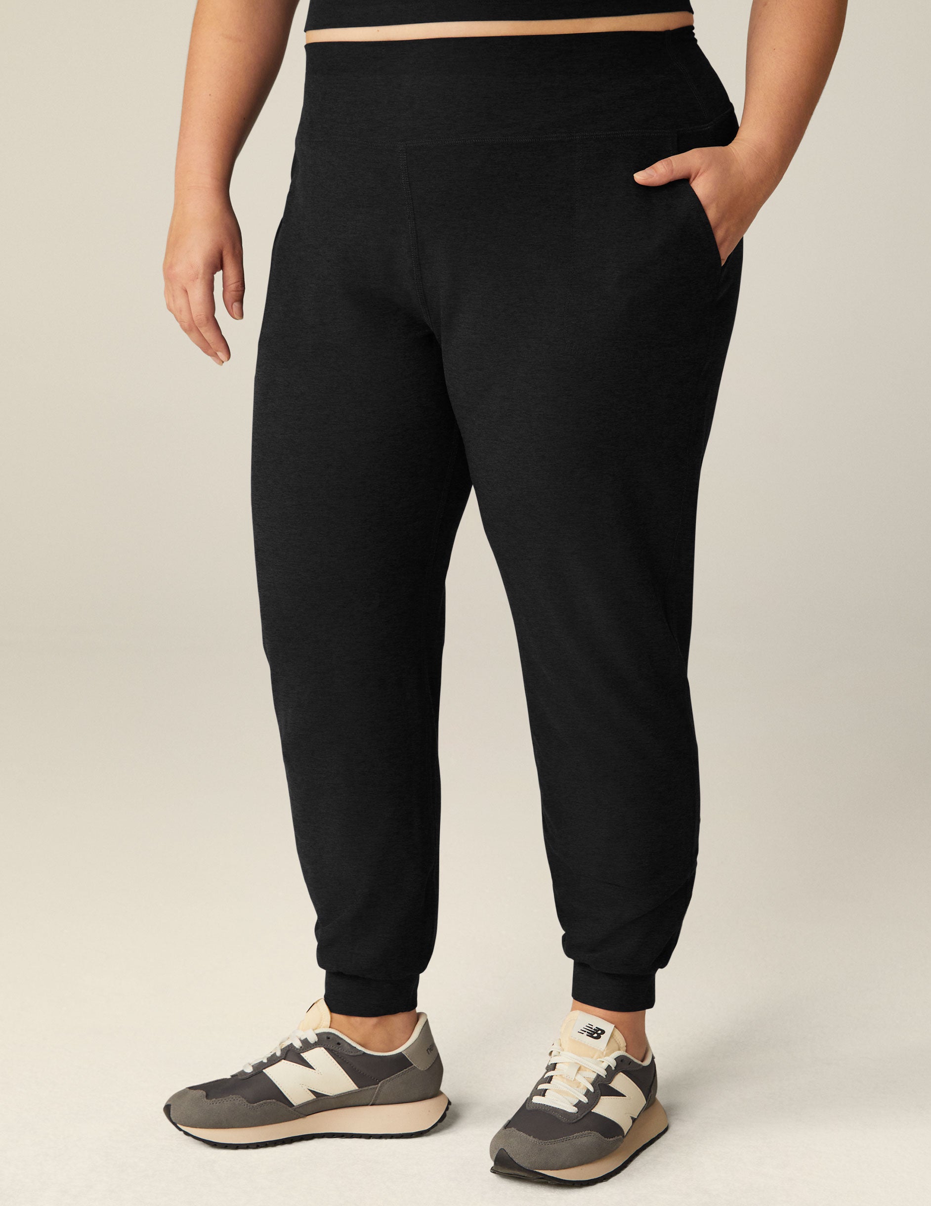 Lululemon Athletica Women Size 6 Relaxed Black Capri Jogger Pants