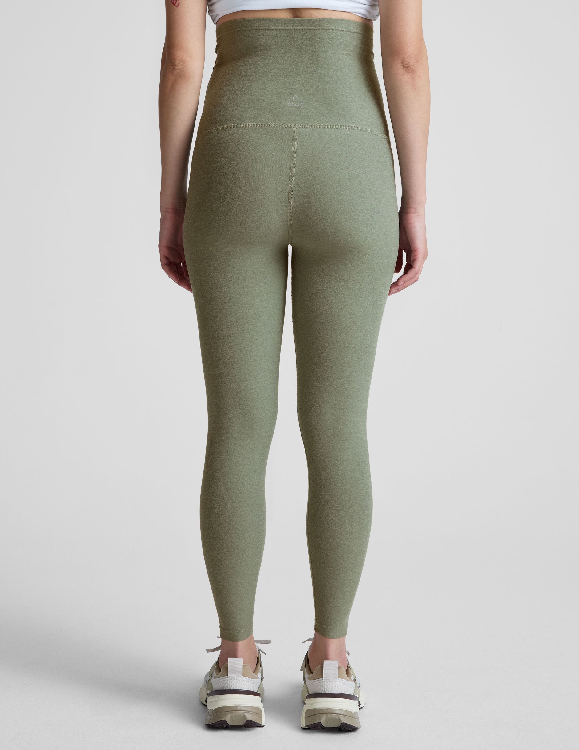 green high-waisted maternity leggings with pockets. 