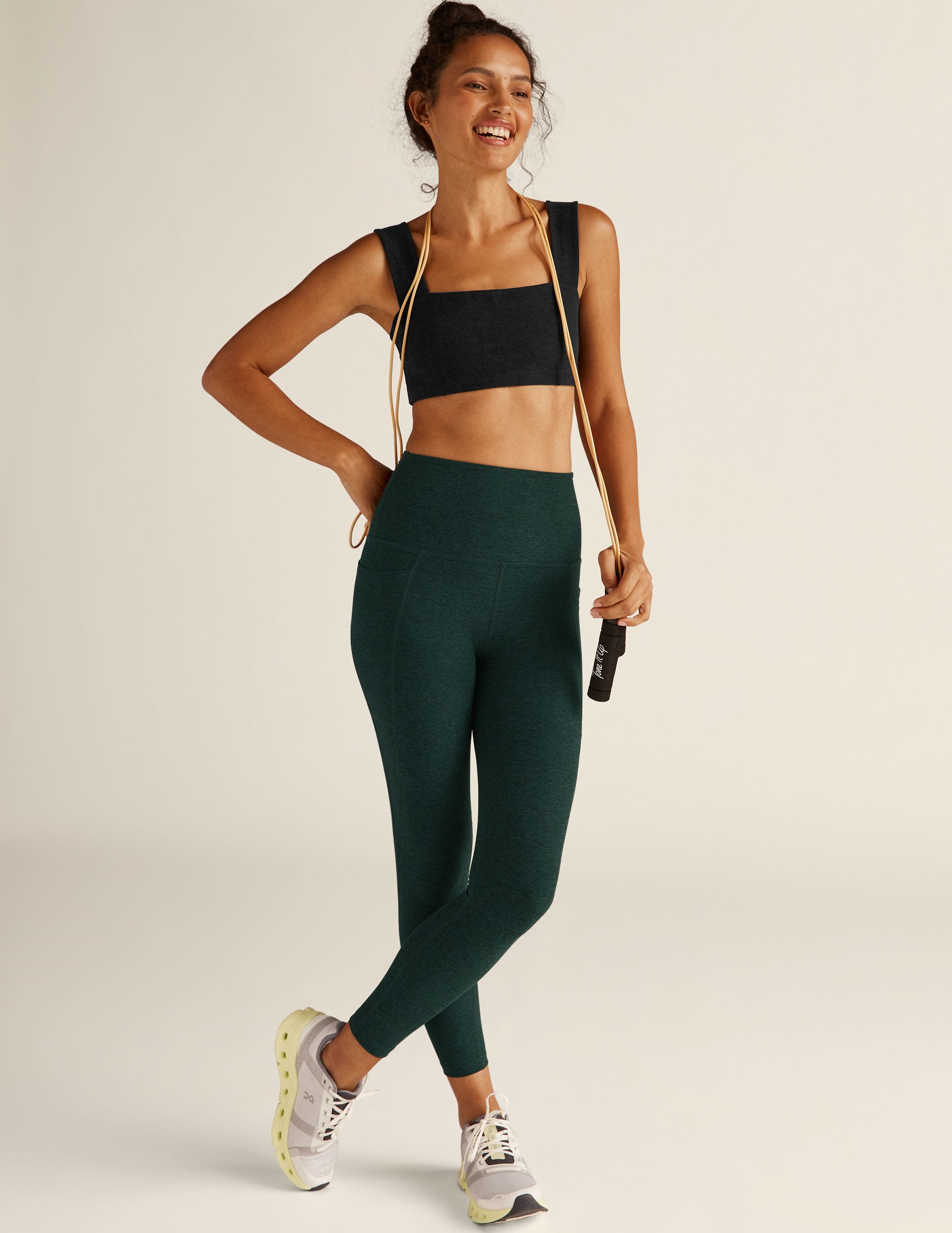 Green leggings with outlet pockets