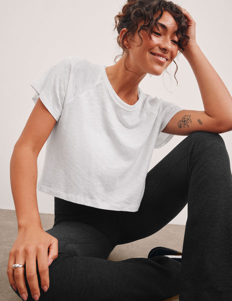 Signature High Low Cropped Tee | Beyond Yoga