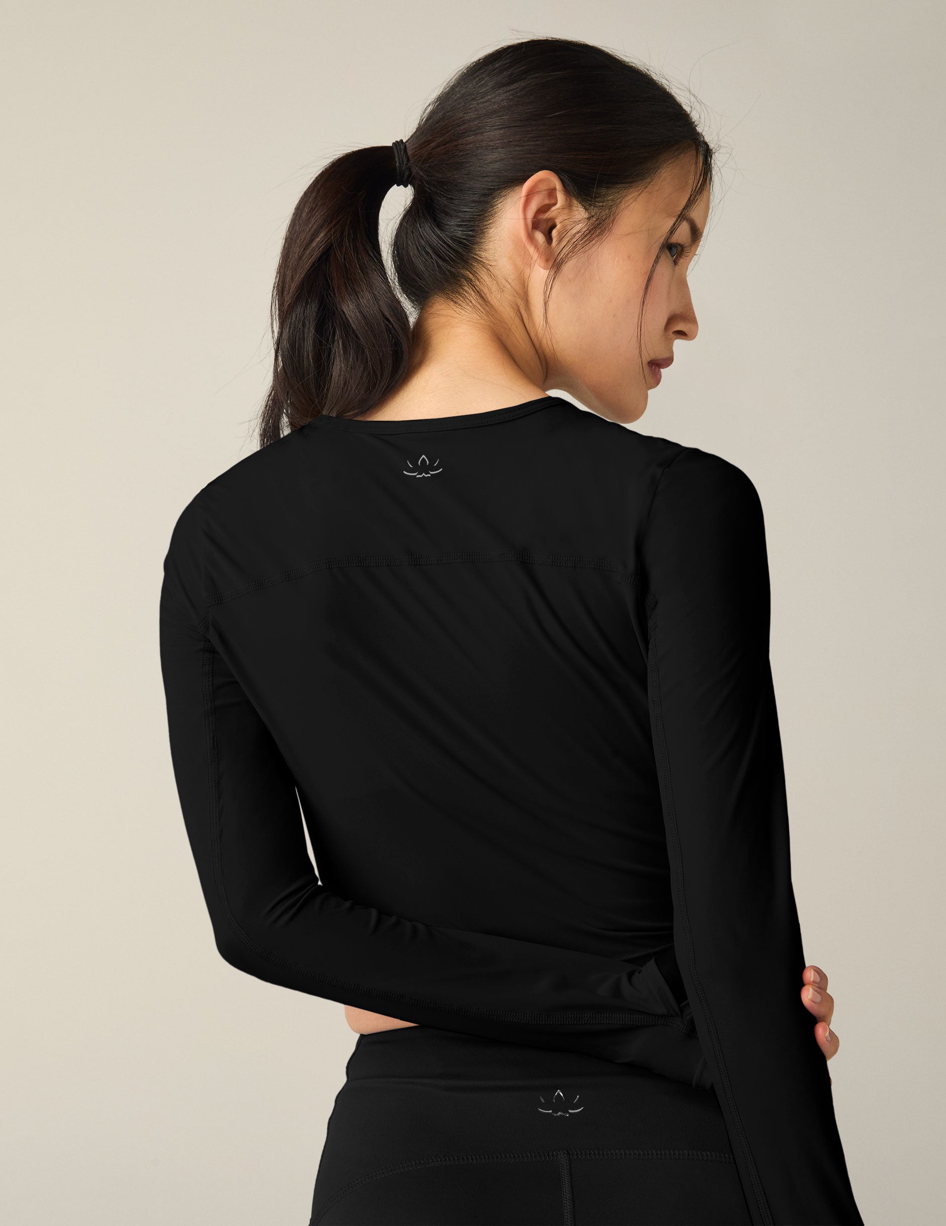 black long sleeve crop top