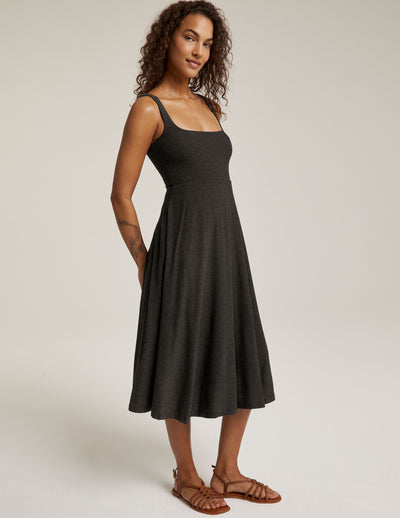 black sleeveless midi loose fitting dress with square neckline and pockets