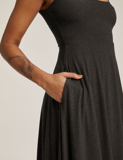 black sleeveless midi loose fitting dress with square neckline and pockets